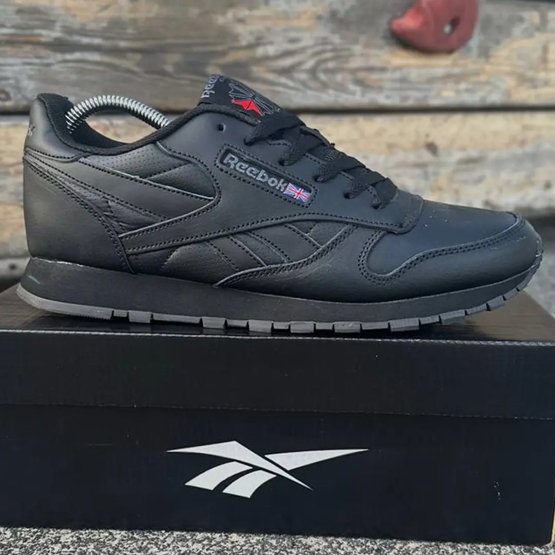 Reebok Fighter Classic all black