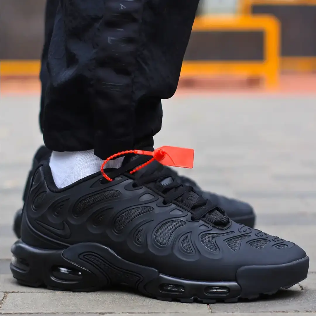 Спортивний одяг Спортивний костюм Fred Perry (чорний) Магазин Орхідея Кросівки Nike Air Max Drift (all black)