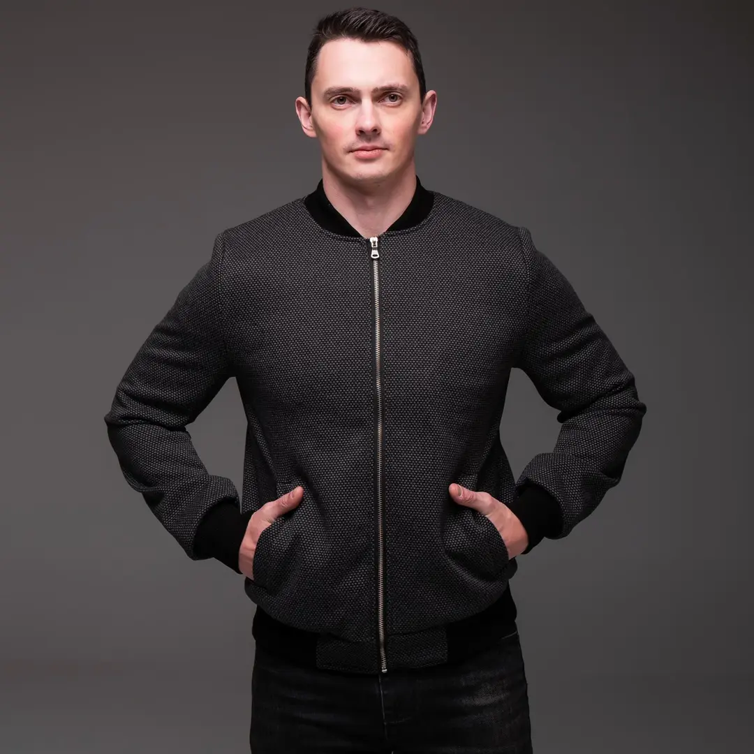 Демісезонний бомбер з кашеміру у дрібну клітину