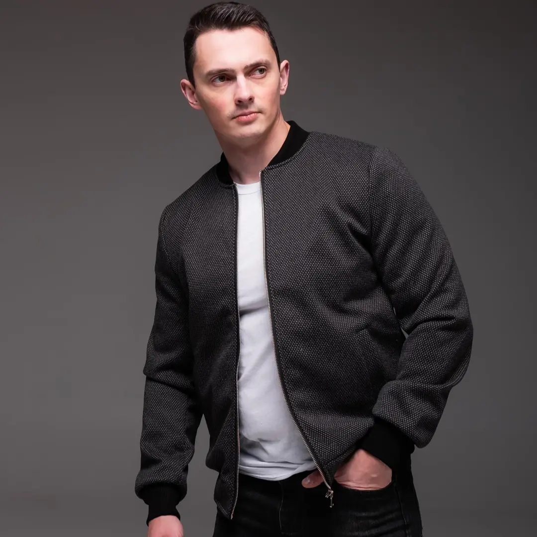 Демісезонний бомбер з кашеміру у дрібну клітину