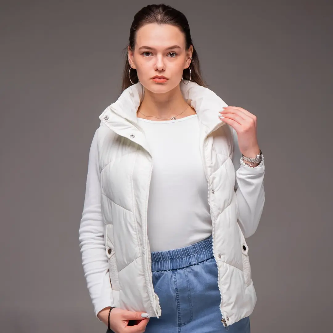 Жіноча утеплена жилетка без капюшона (біла)