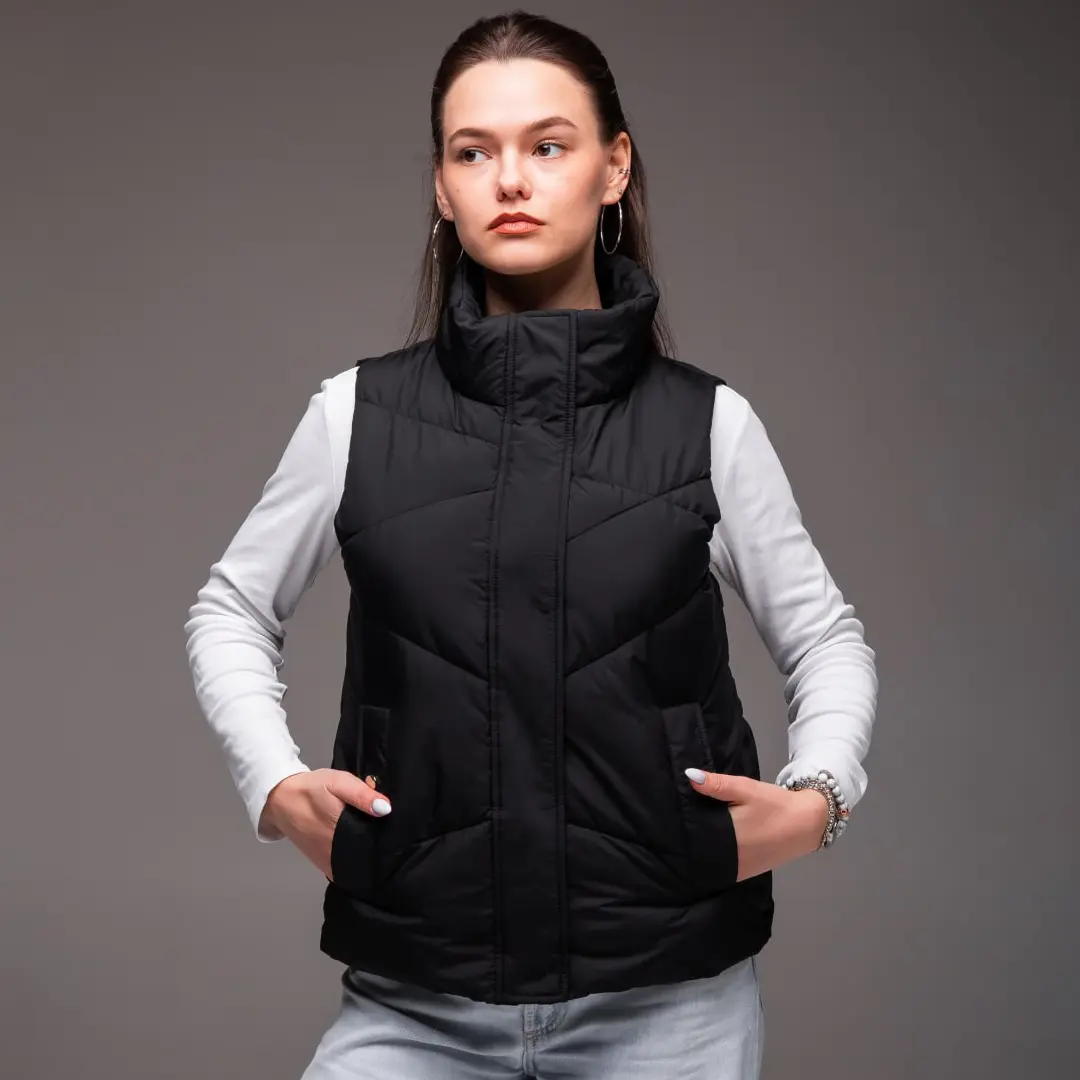 Жіноча утеплена жилетка без капюшона (чорна)